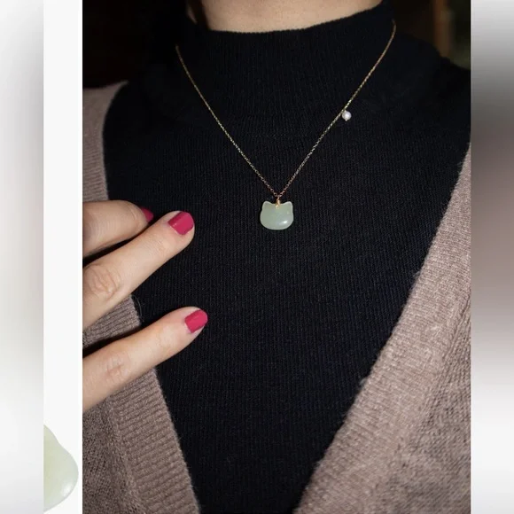 Choupette Cat green jade pendant necklace - Picture 2 of 4